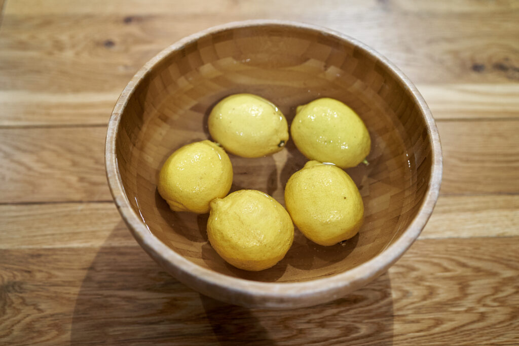 procedura di lavaggio dei limoni prima di conservarli sotto sale per fare i limoni marocchini
