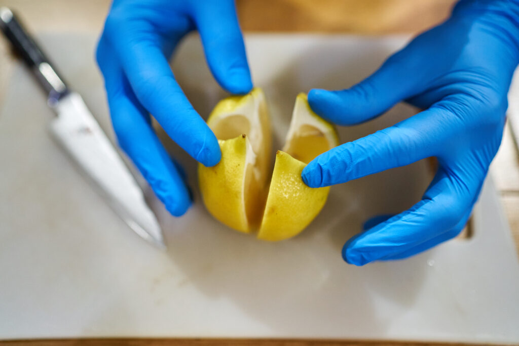 procedura di taglio dei limoni prima di conservarli sotto sale per fare i limoni marocchini