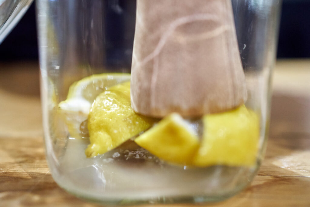 procedura di pressatura per far fuoriuscire il succo dei limoni e sciogliere il sale per la produzione di limoni marocchini