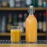 vino succo pesche fermentate