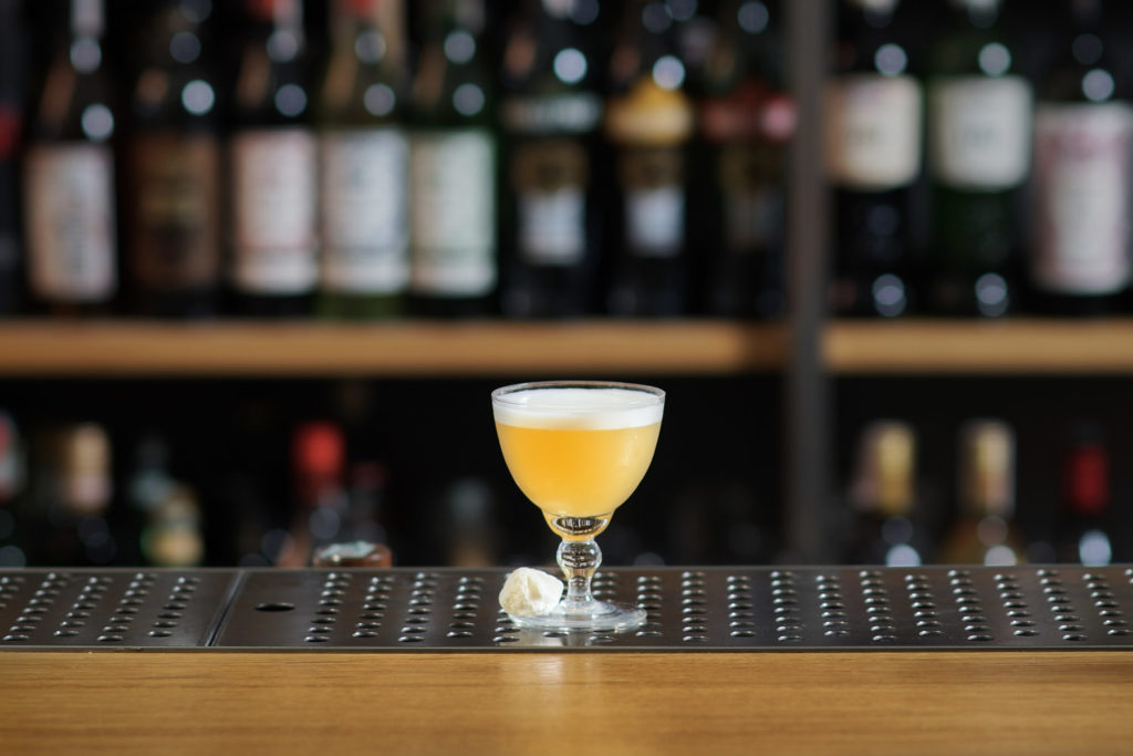 whiskey sour è un cocktail a base whiskey americano, succo di limone, sciroppo di zucchero e albume d'uovo o aquafaba