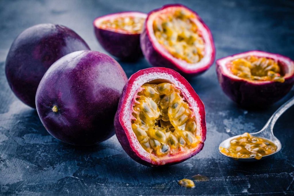 dei frutti della passione di cui alcuni tagliati
