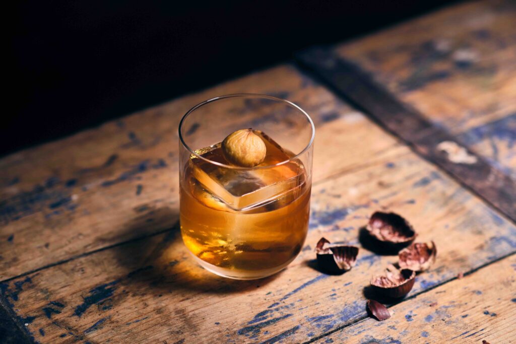 Il drink una castagna in Romagna appoggiato su un tavolo in legno