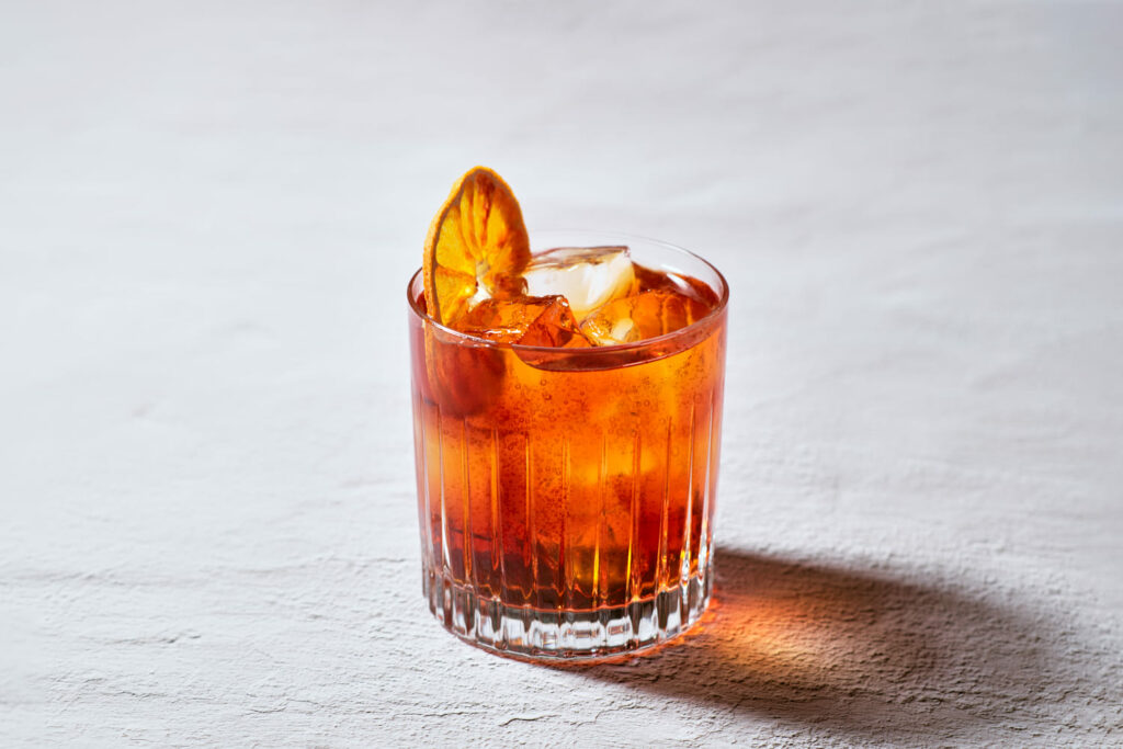Il Frizzy Rhubarb Negroni è un Negroni frizzante e aromatizzato al rabarbaro