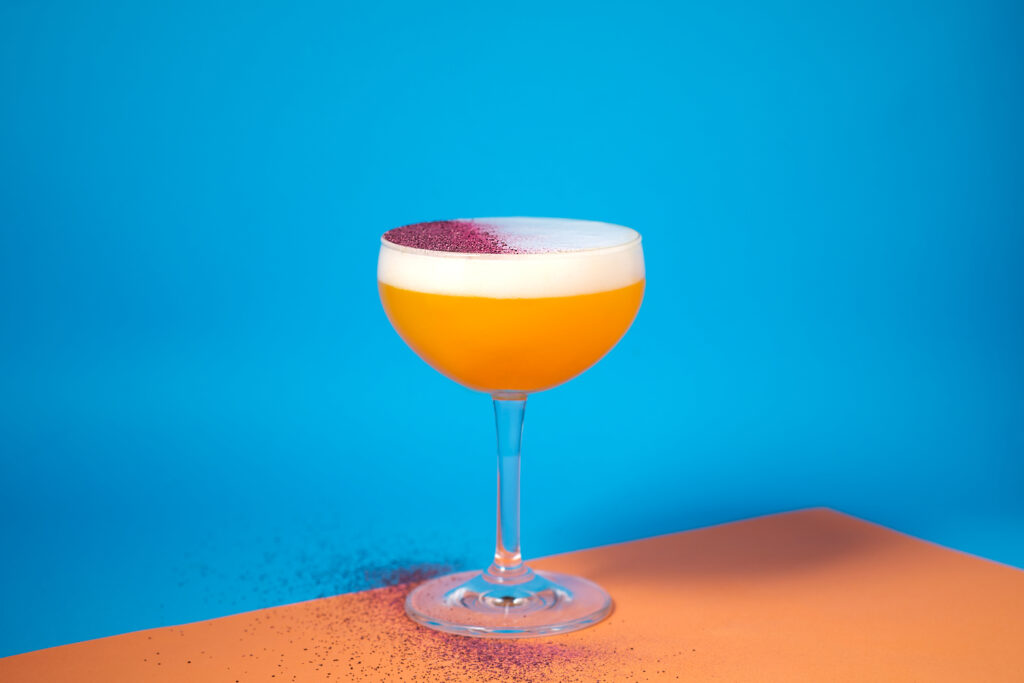 Dov'è Basilico? è un cocktail analcolico al peperone, frutto della passione e spuma al basilico