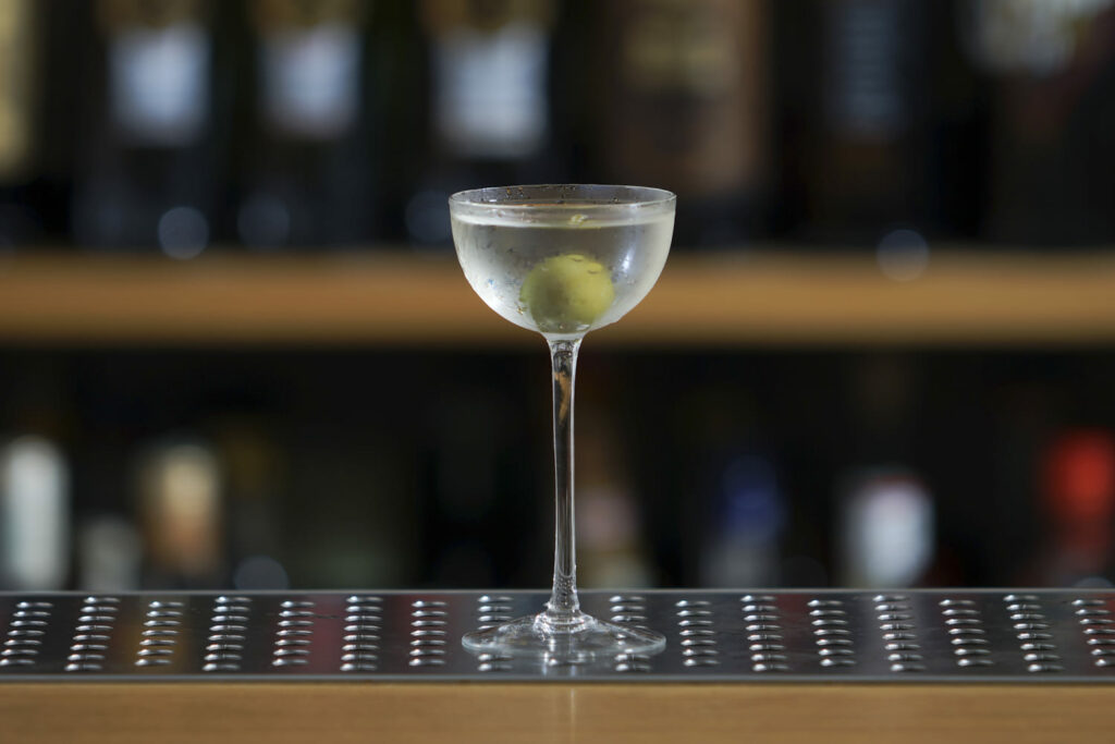 Il cocktail martini o dry martini, drink a base gin e vermouth servito con oliva o scorza di limone