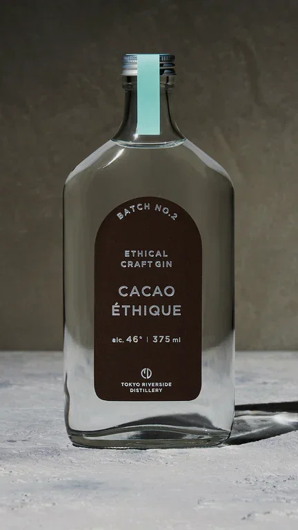 Una bottiglia di Gin Cacao Ethique