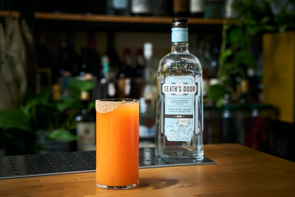 Carota Pop! è un cocktail a base gin death's door, Shichimi Togarashi e succo di carota