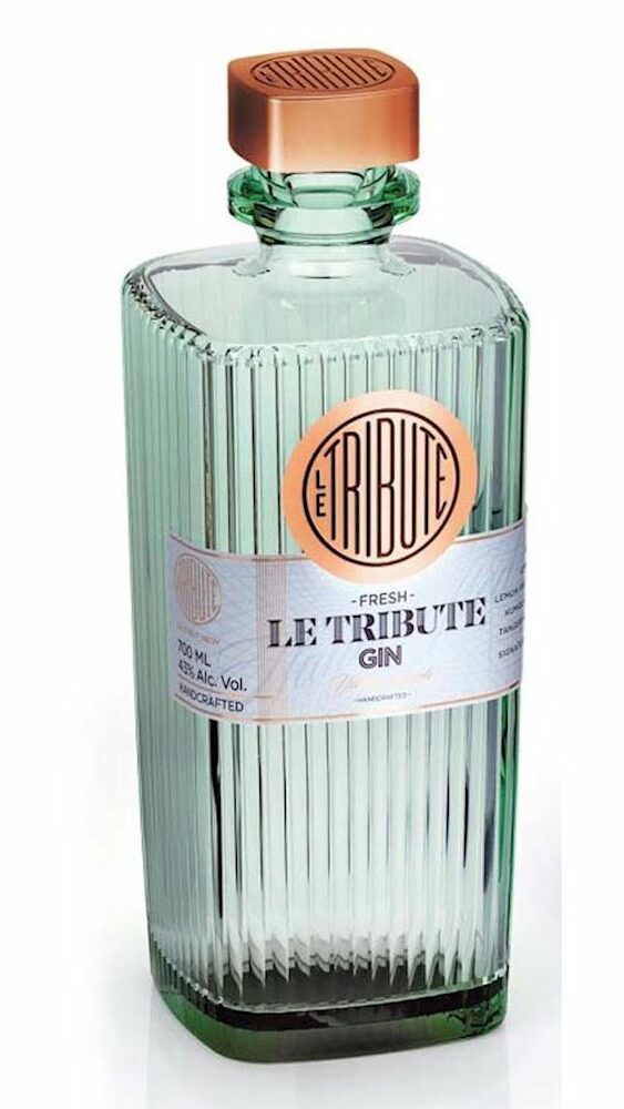 Una bottiglia di Gin le Tribute