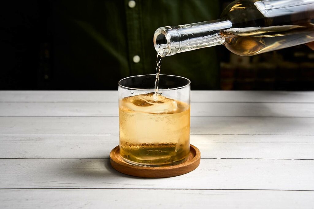 Ispirato all'India e al Mango Lassi, Mango pa' capa è un cocktail a base whisky, mango e milk washing di yogurt