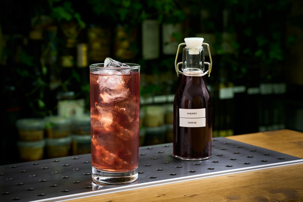 Sherry Shrub è uno shrub / cordial a base sherry, aceto di mele e ciliegie