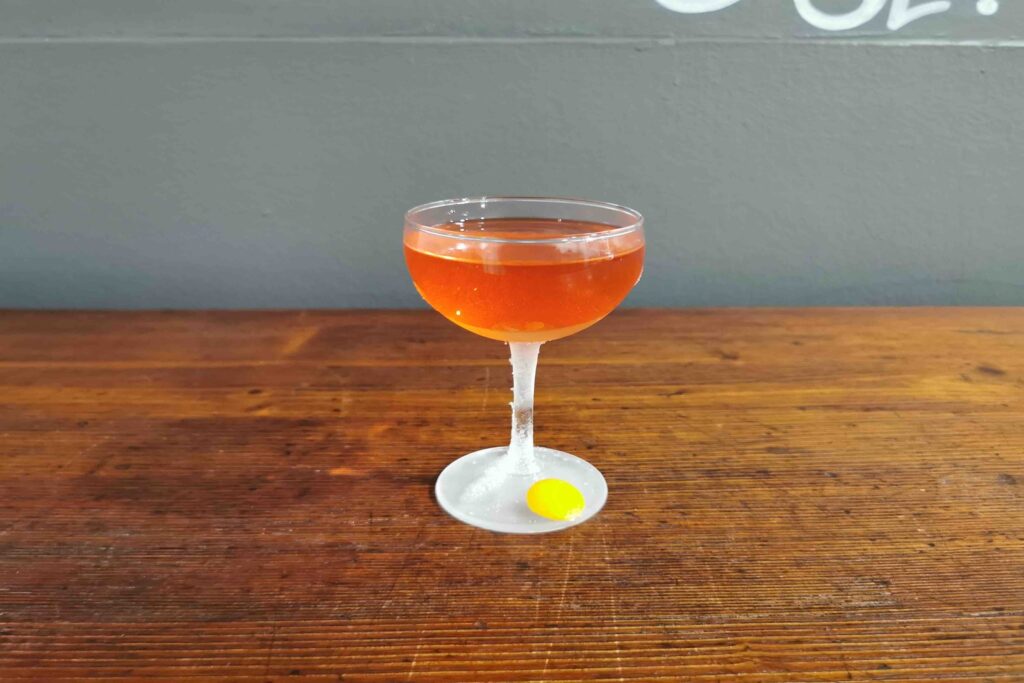 I giardini di marzo è un cocktail a base whisky giapponese, americano all'ibisco, sciroppo d'acero e orange bitters