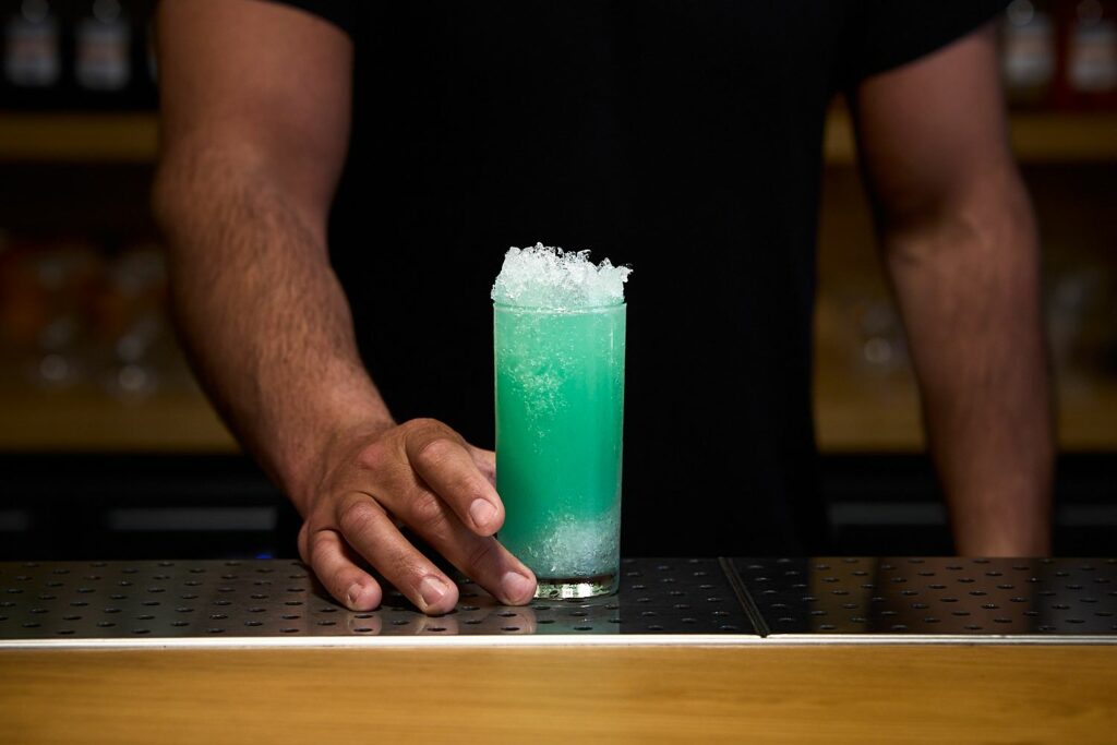 Un bicchiere di Acqua di Mai Tai, twist sul drink tiki di trader vic