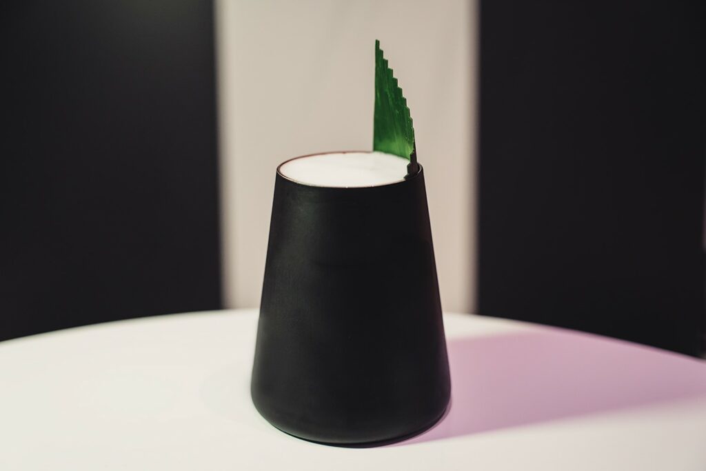 Teardrop è un cocktail (whisky sour) con una foam a base wasabi e zenzero