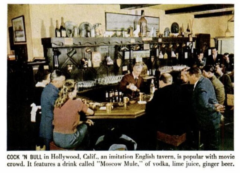 Storia del Moscow Mule. Una foto del Cock n' Bull, Hollywood, dove è possibile vedere il barteder che prepara il drink e le tazze appese dietro il bancone