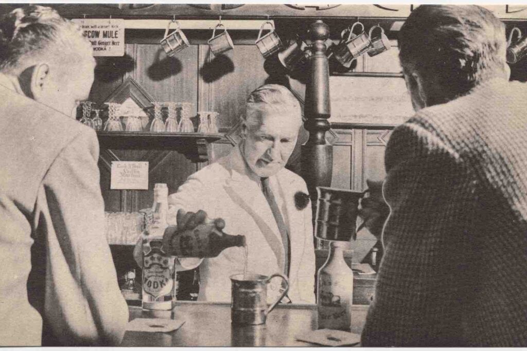 Storia del Moscow Mule. Una foto di Wes Prince, bartender del Cock n' Bull, mentre prepara un Moscow Mule
