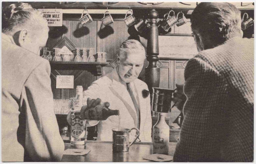 Storia del Moscow Mule. Probabile foto di Wes Prince mentre prepara un Moscow Mule nella famosa tazza di rame