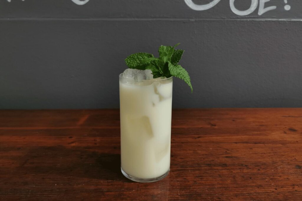 Nebbia è un cocktail low alcol a base Biancosarti, sciroppo di orzata e tonica aromatizzata al tè alla menta marocchino.