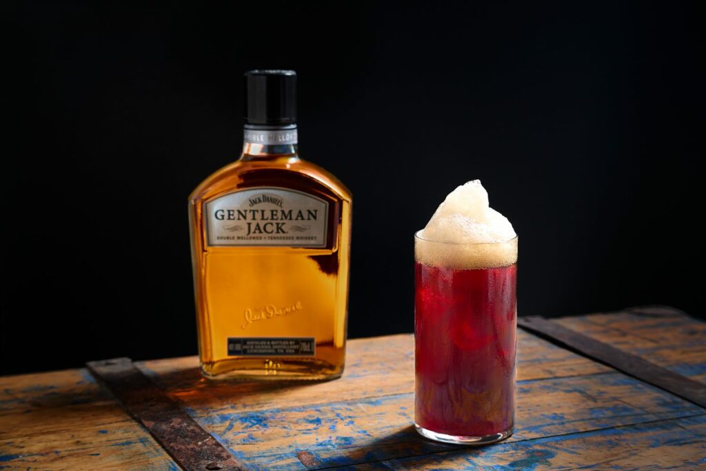 Il Cherry Lips è un cocktail a base Gentlemen Jack, ciliegia acida e una schiuma al caffè
