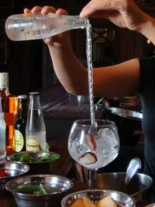 Tonica versata lungo il bar spoon