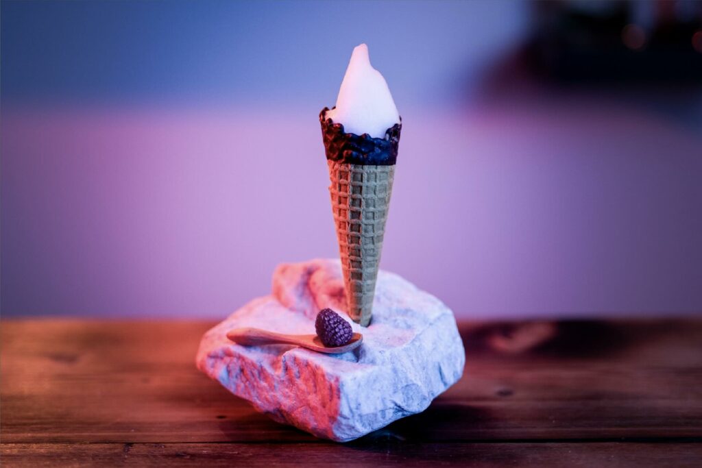 un cocktail servito dentro un cono gelato. cocktail design