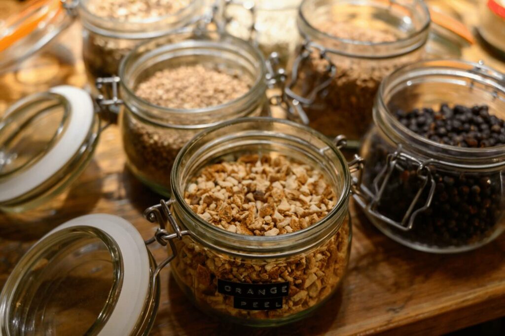 Barattoli con le botaniche del gin