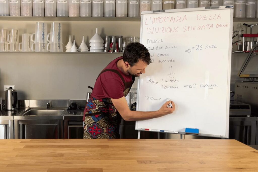 Giovanni che spiega l'importanza della diluizione nei cocktail