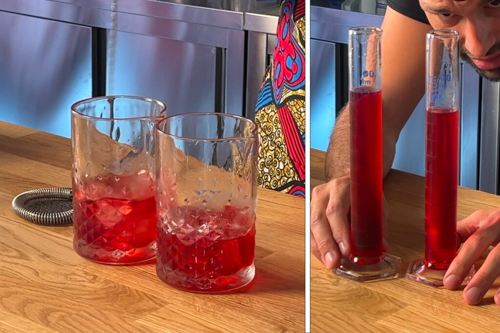 una foto divisa in due. A sinistra due mixing glass con ghiaccio e cocktail negroni all'interno. A destra due cilindri graduati con all'interno i due cocktail.