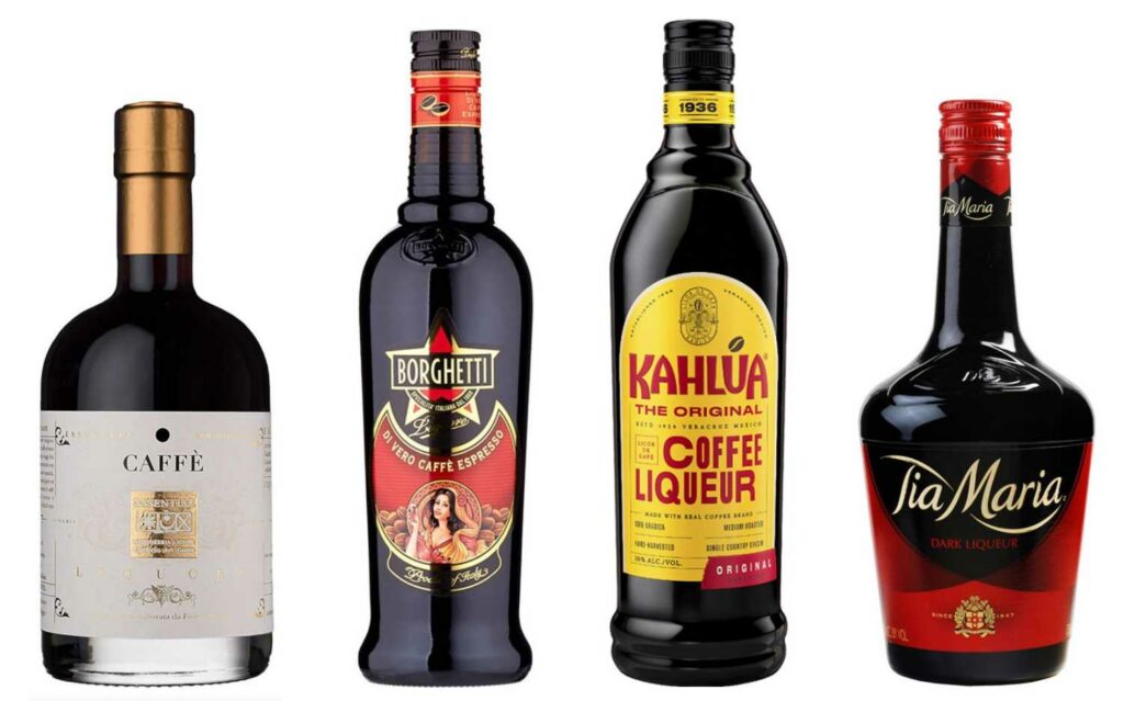 alcune bottiglie di liquore al caffè di varie marche. Essentiae lunae, borghetti, kahlua, tia maria.
