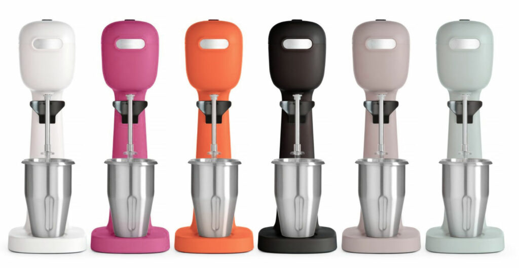 Una serie di milkshake mixer colorati