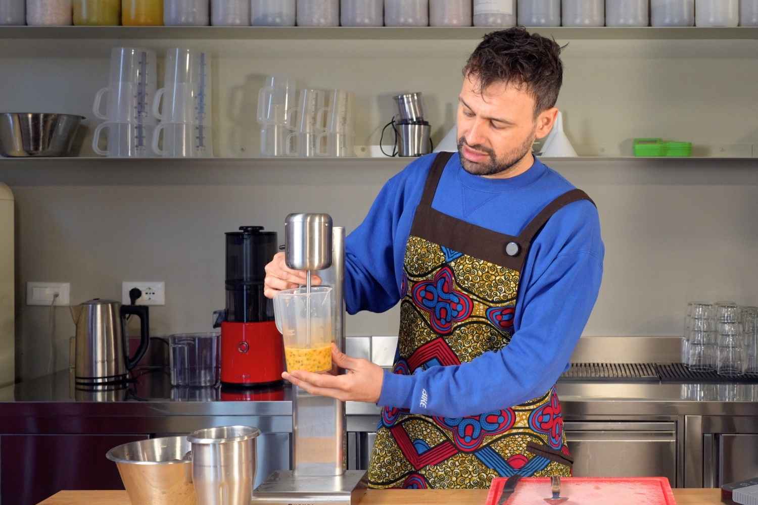 Giovanni Ceccarelli al bancone del laboratorio che mostra come ottenere più succo dai passion fruit utilizzando il milkshake mixer