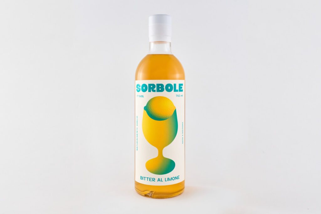 una bottiglia di sorbole, bitter al limone creato da Distillering