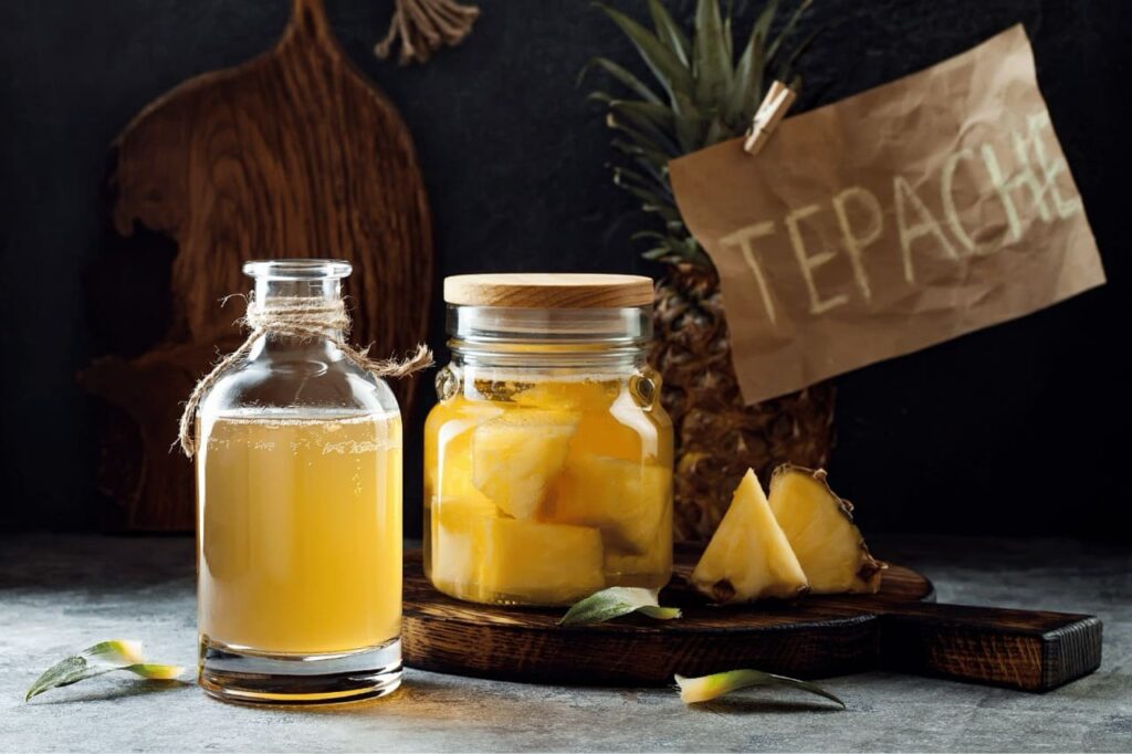 tepache in fermentazione e tepache pronto da bere