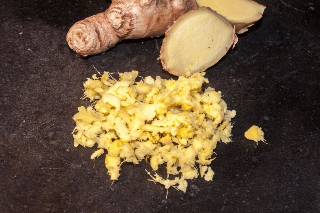 dello zenzero gratuggiato per fare il ginger bug e fermentare la ginger beer