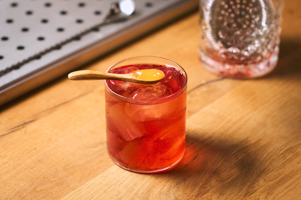 Su un banco bar in legno il cocktail